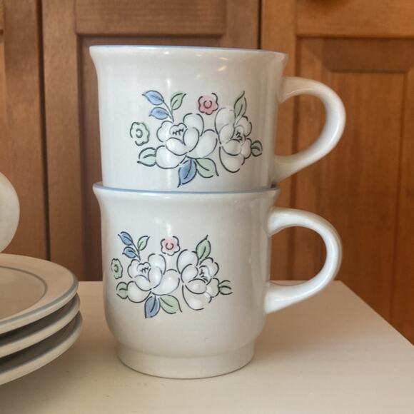 Vintage Chantilly Fleur de Lune Cups & Saucers, Service for 4 - Picture 5 of 13